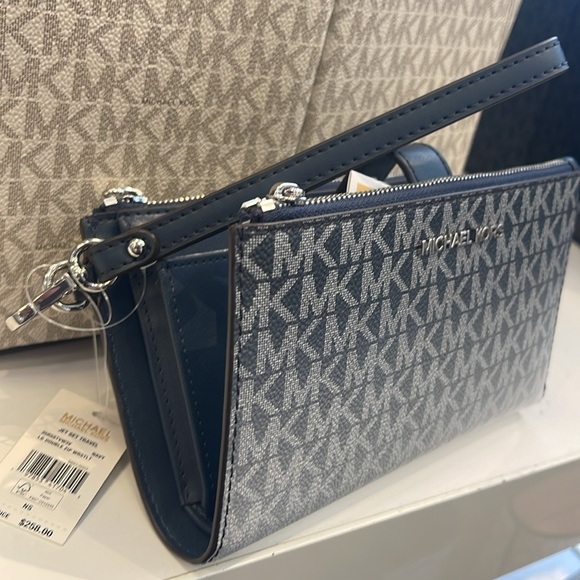 MICHAEL KORS
Jet Set Large Logo Signature Double-Zip Wristlet-Wallet-Phone Case - Picture 14 of 16